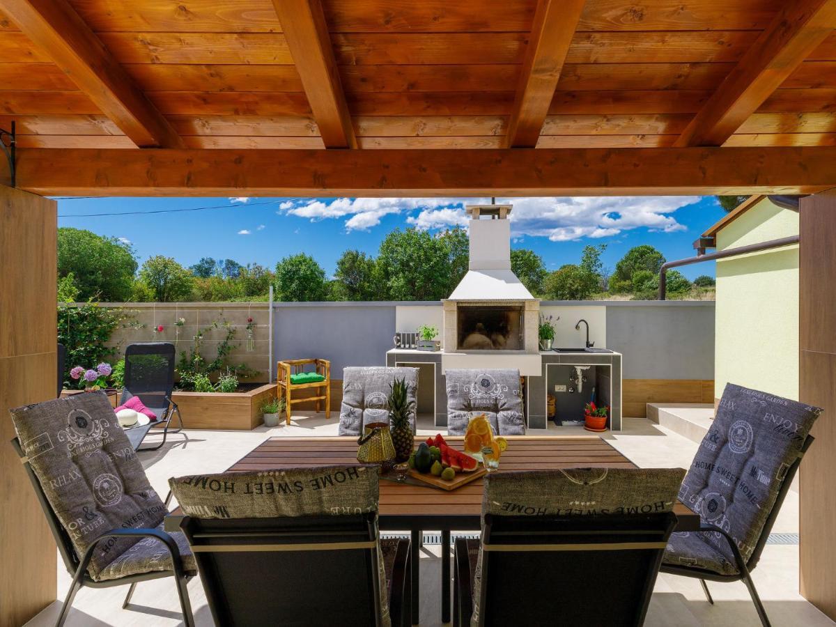 Holiday Home Laura By Interhome Pula Bagian luar foto